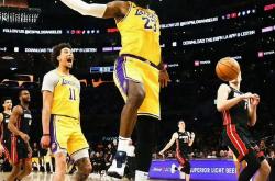 开云APP-湖人击败快船，詹姆斯戴维斯火力全开双塔表现抢眼