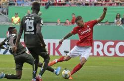 开云体育入口-包含沙尔克04客场不敌多特蒙德，保级形势不容乐观的词条