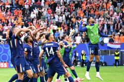 开云体育-劲敌对碰！欧洲赛事现场火爆