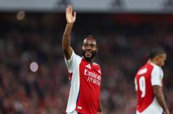 开云平台-球场上的较量，每一粒进球都是全队拼搏的成果