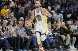 开云体育平台APP-勇士取得四连胜！库里火热手感狂砍30分