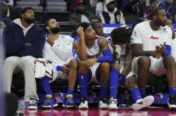 开云体育官网-76人遭遇惨败于猛龙，恩比德下场受伤