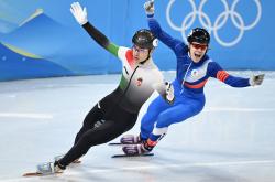 开云体育登录-短道速滑运动员挥洒汗水，备战全力冲刺