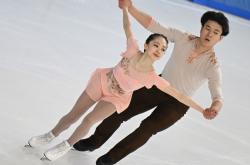 开云体育-双人滑冠军情侣联手夺冠，感情甜蜜的简单介绍