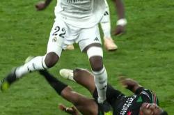 开云体育在线-汉堡球员乌龙授球，成为失误焦点