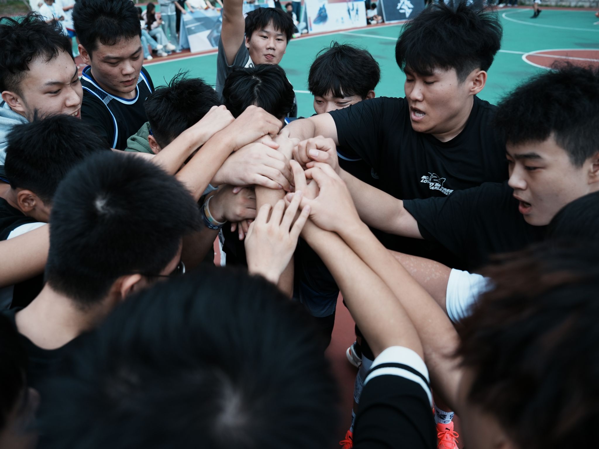 包含力量碰撞，球队拼尽全力争夺胜利宝座的词条