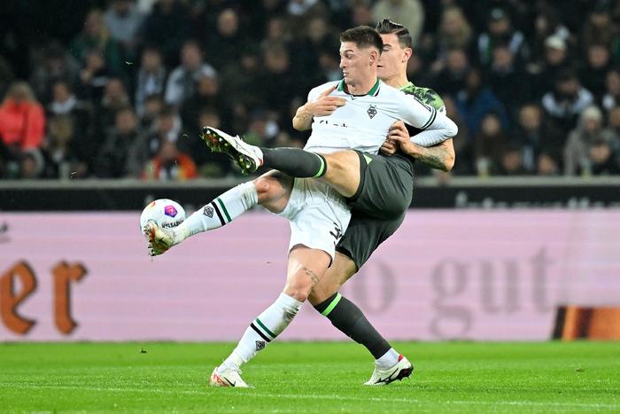 包含格拉德巴赫中场妙传助攻，锁定胜局的词条