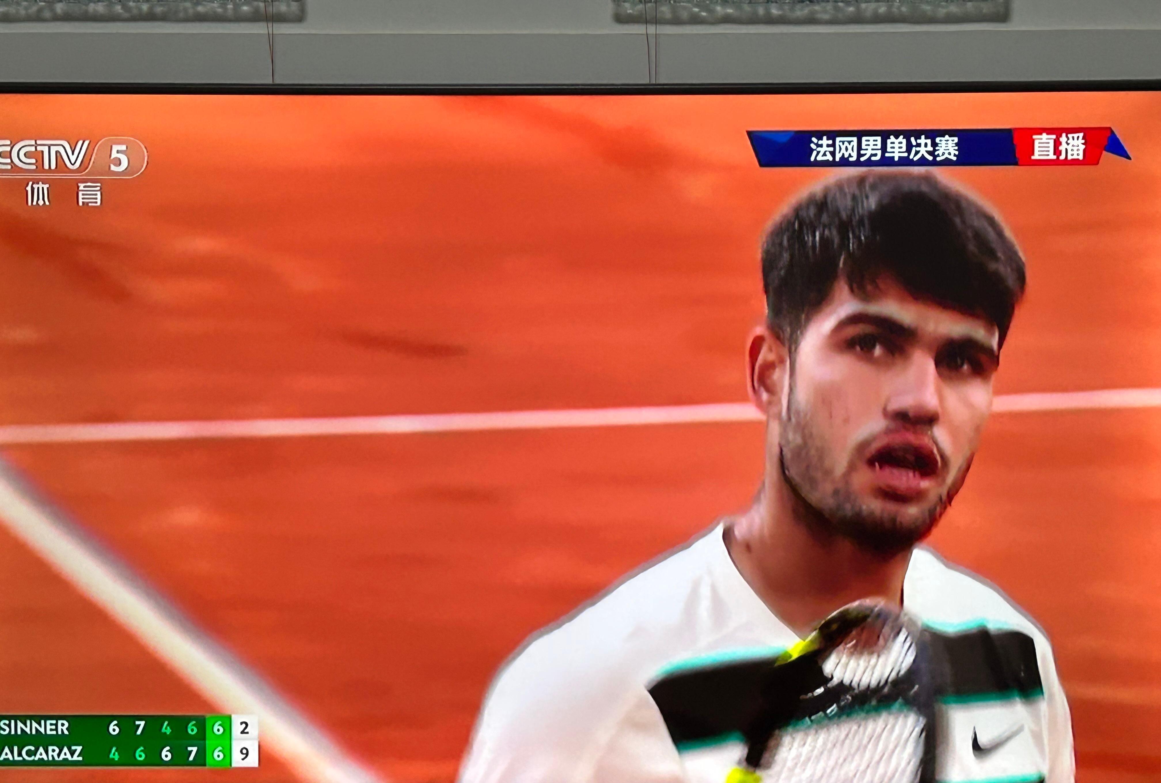 包含卡利亚里联赛第轮惨败，提前告别冠军梦的词条