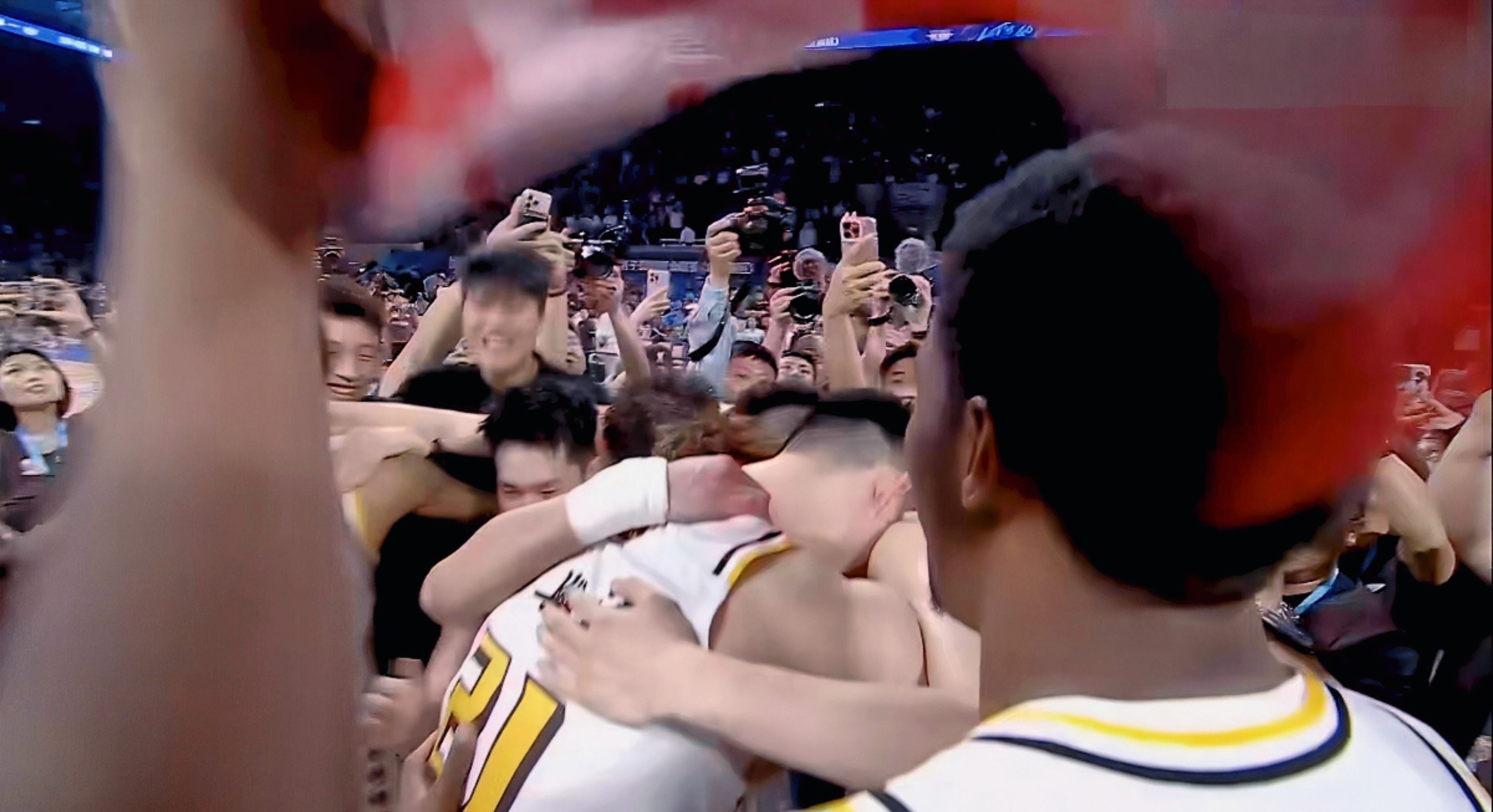 激烈对决现场全力以赴，球员激情拼搏