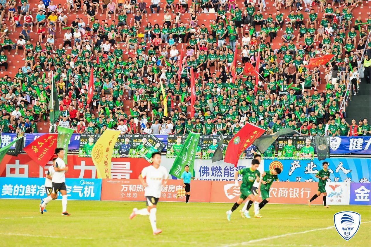 关于精彩比赛场面燃烧热情，观众欢呼不止的信息