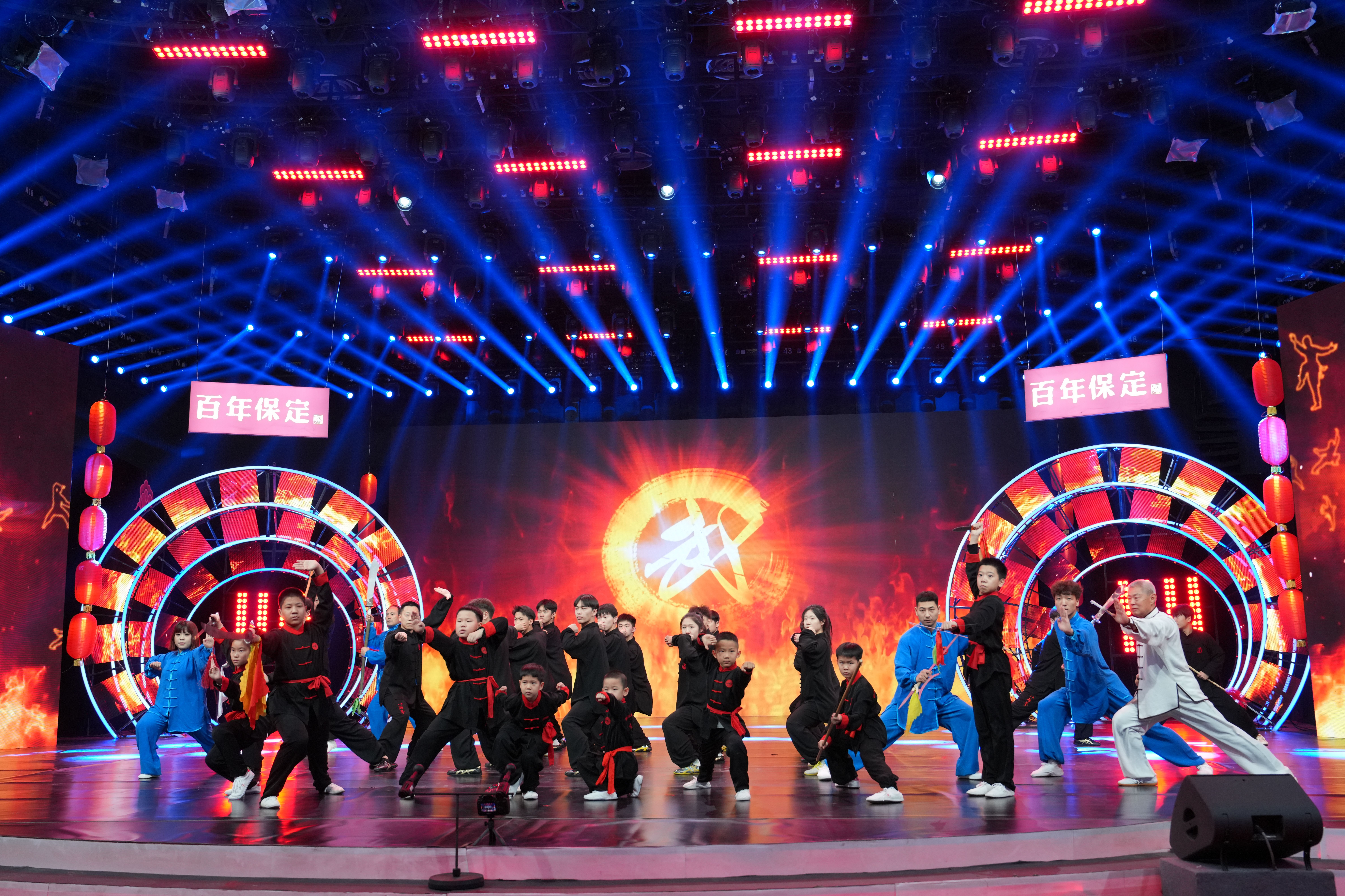 关于精彩比赛场面燃烧热情，观众欢呼不止的信息