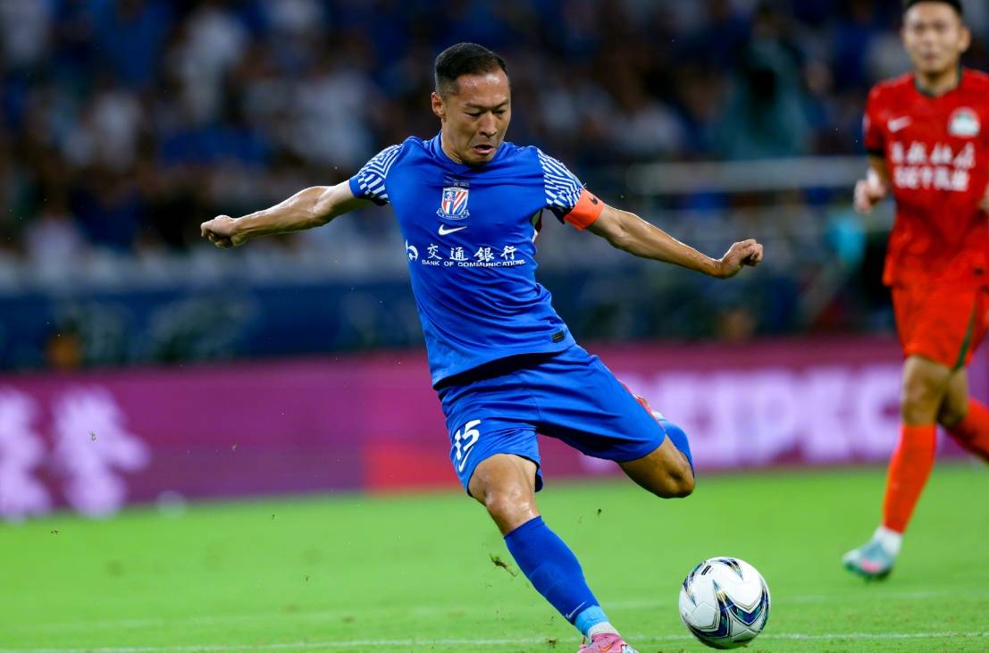 运动员在比赛中表现出色进攻