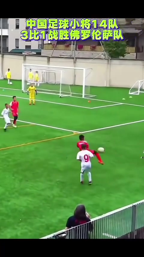 国内足球比赛迎来一场激烈的对决，球队斗志昂扬