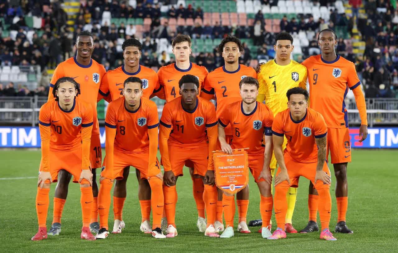 包含荷兰国家队备战重要国际比赛德莱赫特领衔的词条