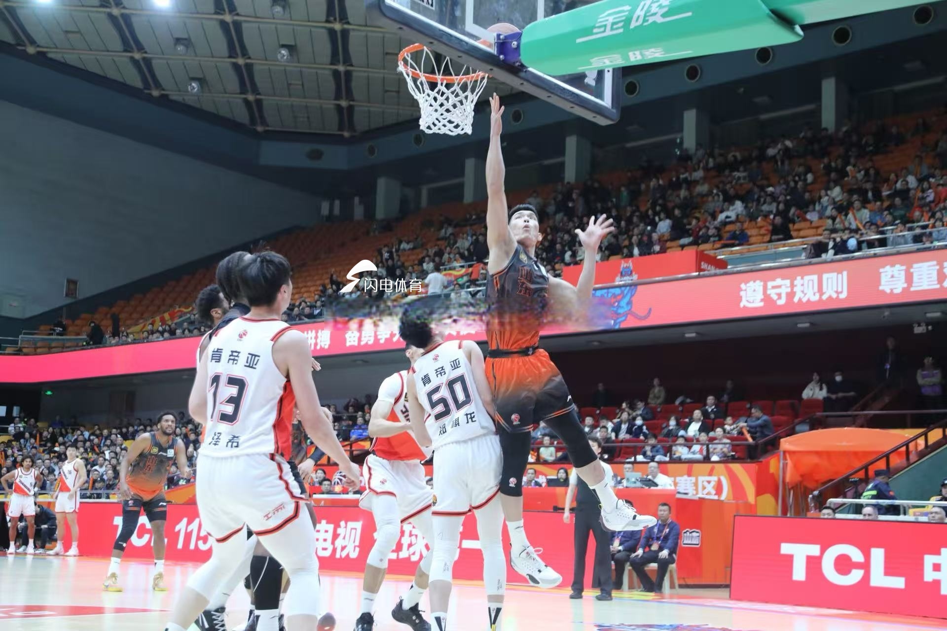 江苏队在主场对决广东男篮,实力不容小觑 江苏队在主场对决广东男篮,实力不容小觑