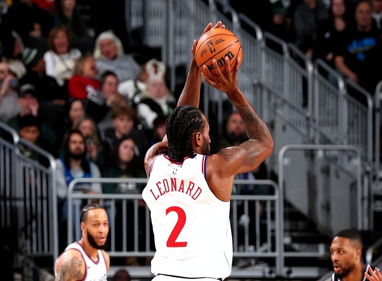 包含快船不敌雄鹿，伦纳德未能挽回颓势的词条