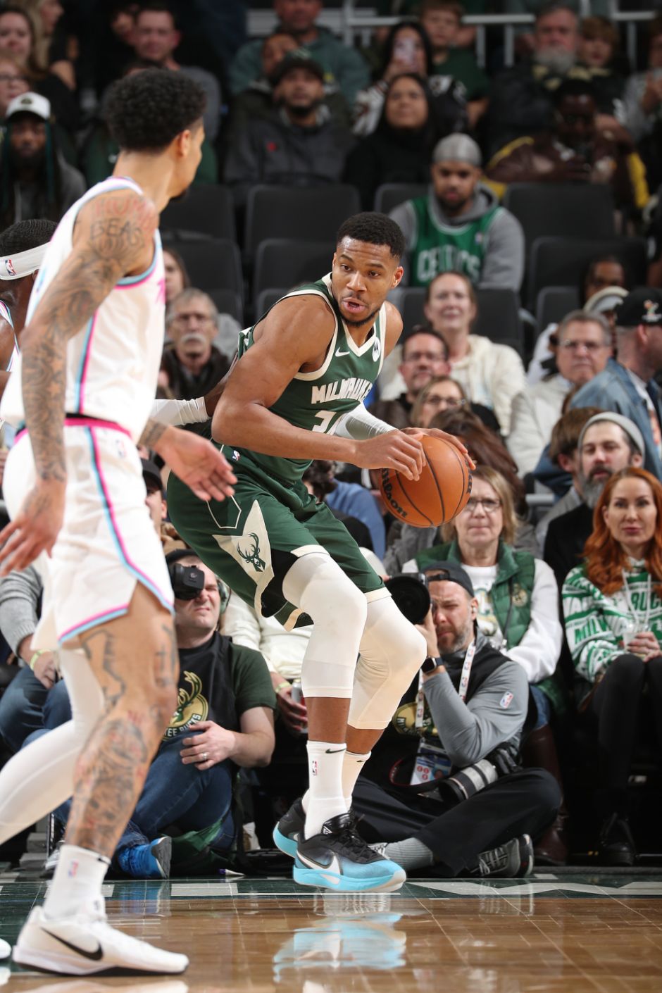 包含热火大胜雄鹿，巴特勒状态火爆的词条