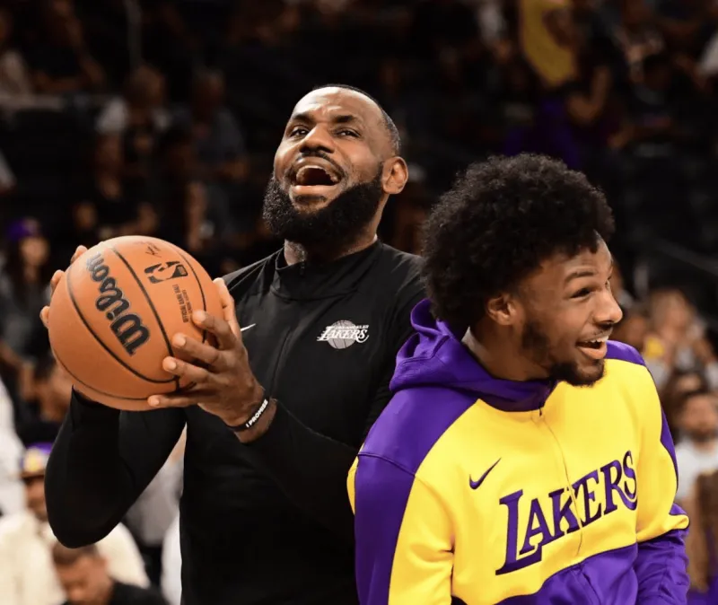 包含NBA季前赛开打，湖人大胜热火的词条