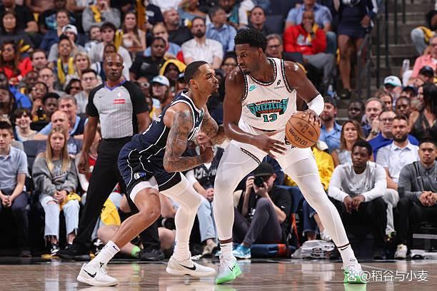 爵士客场不敌灰熊，米切尔三分线上发力