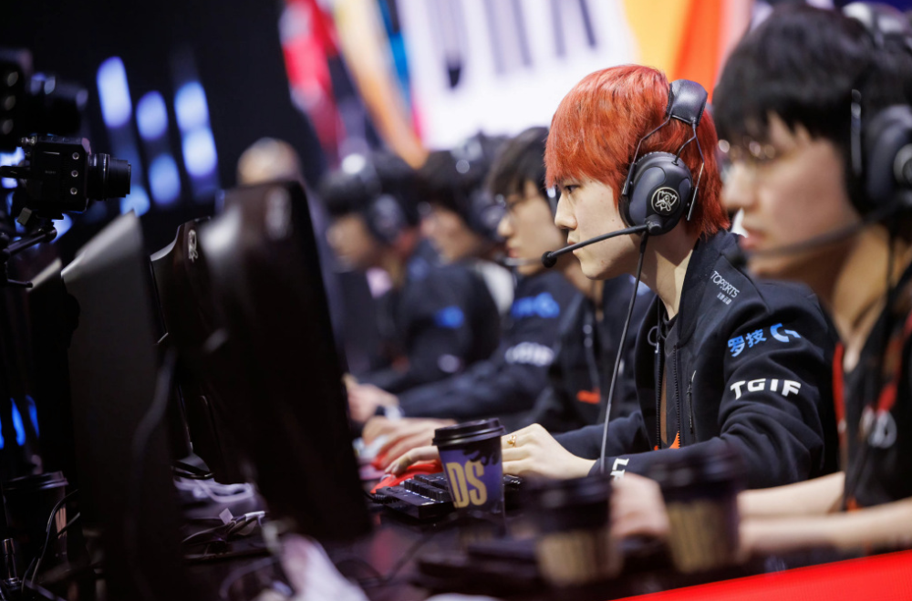 SHR险胜DRX,Knight极限生还后反打鏖战多局全球总决赛,引爆全场热议 SHR险胜DRX,Knight极限生还后反打鏖战多局全球总决赛,引爆全场热议