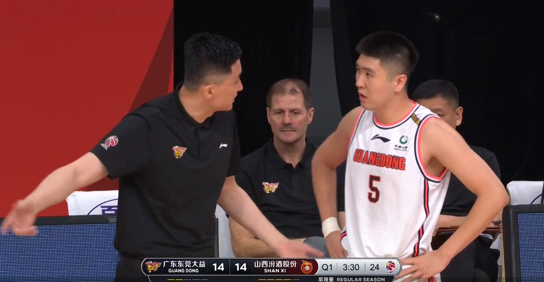 外援助攻串连,球队连胜保持头名位置 外援助攻串连,球队连胜保持头名位置