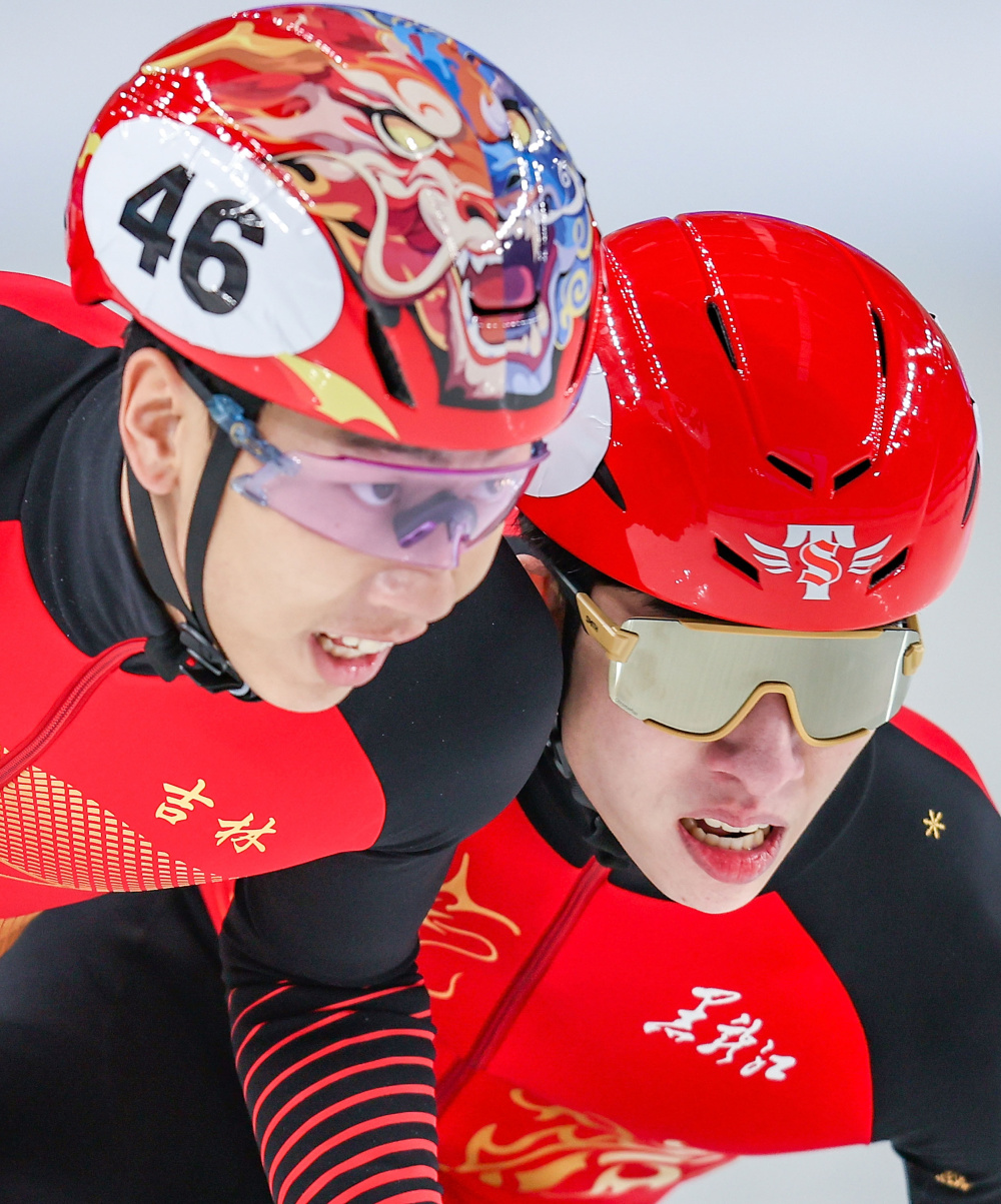 短道速滑运动员挥洒汗水,备战全力冲刺 短道速滑运动员挥洒汗水,备战全力冲刺