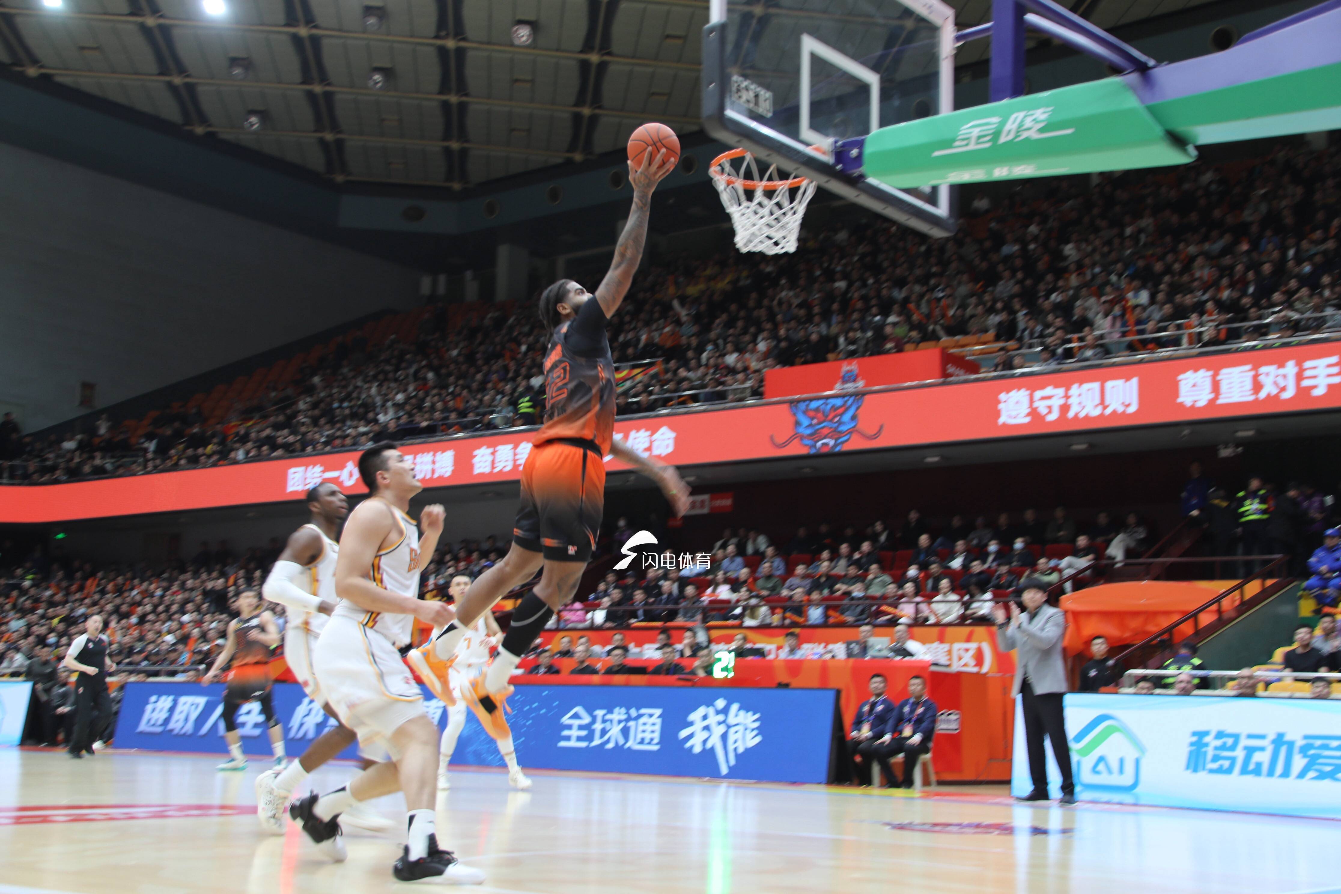 深圳男篮击败四川队，重返胜利赛道