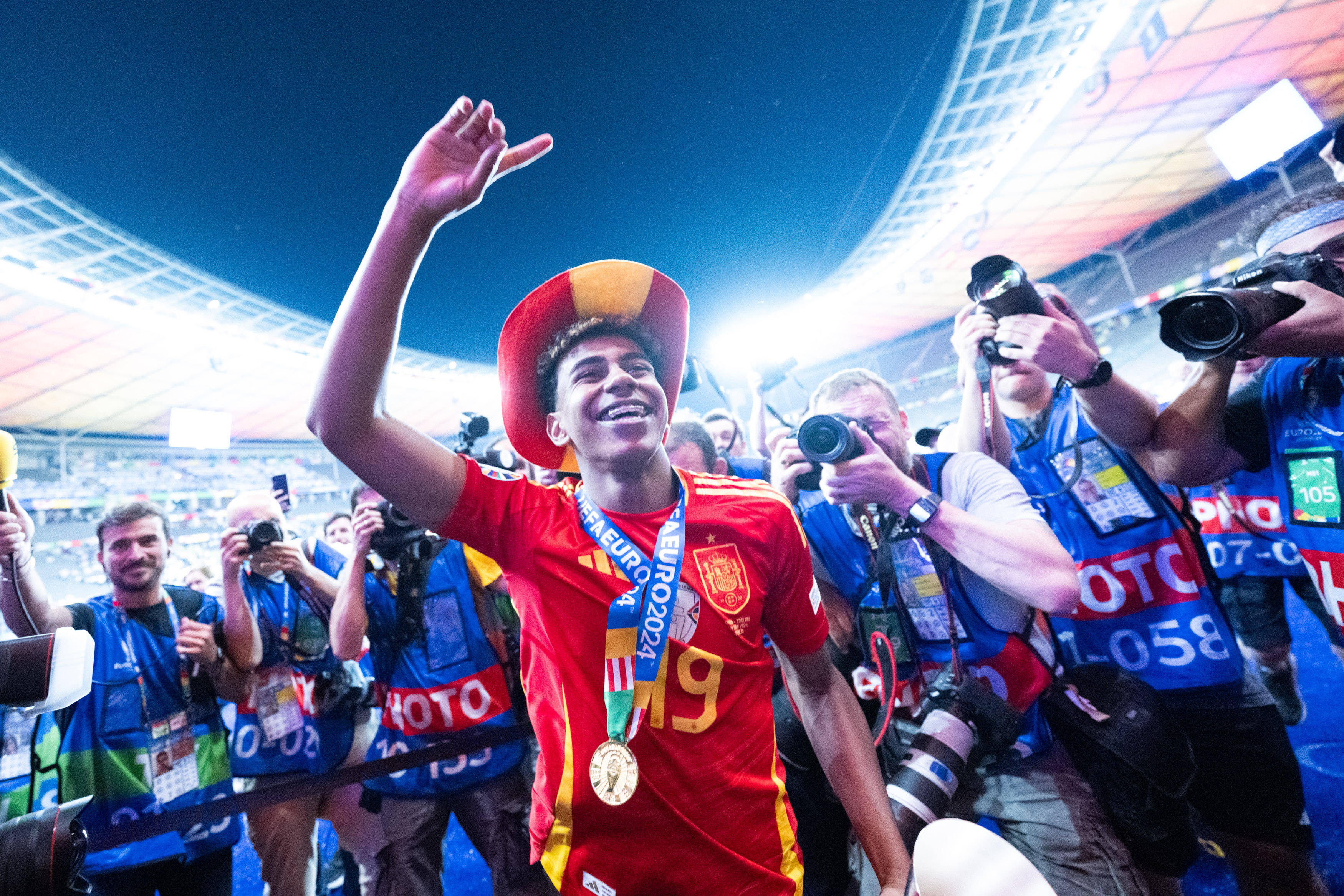 西班牙体操选手获得亚军,喜极而泣 西班牙体操选手获得亚军,喜极而泣