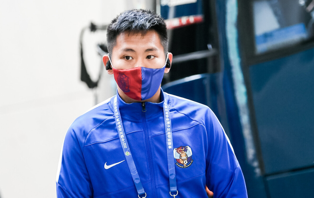 青岛黄海与河南建业激烈对决，场上火药味十足，赛果扑朔迷离