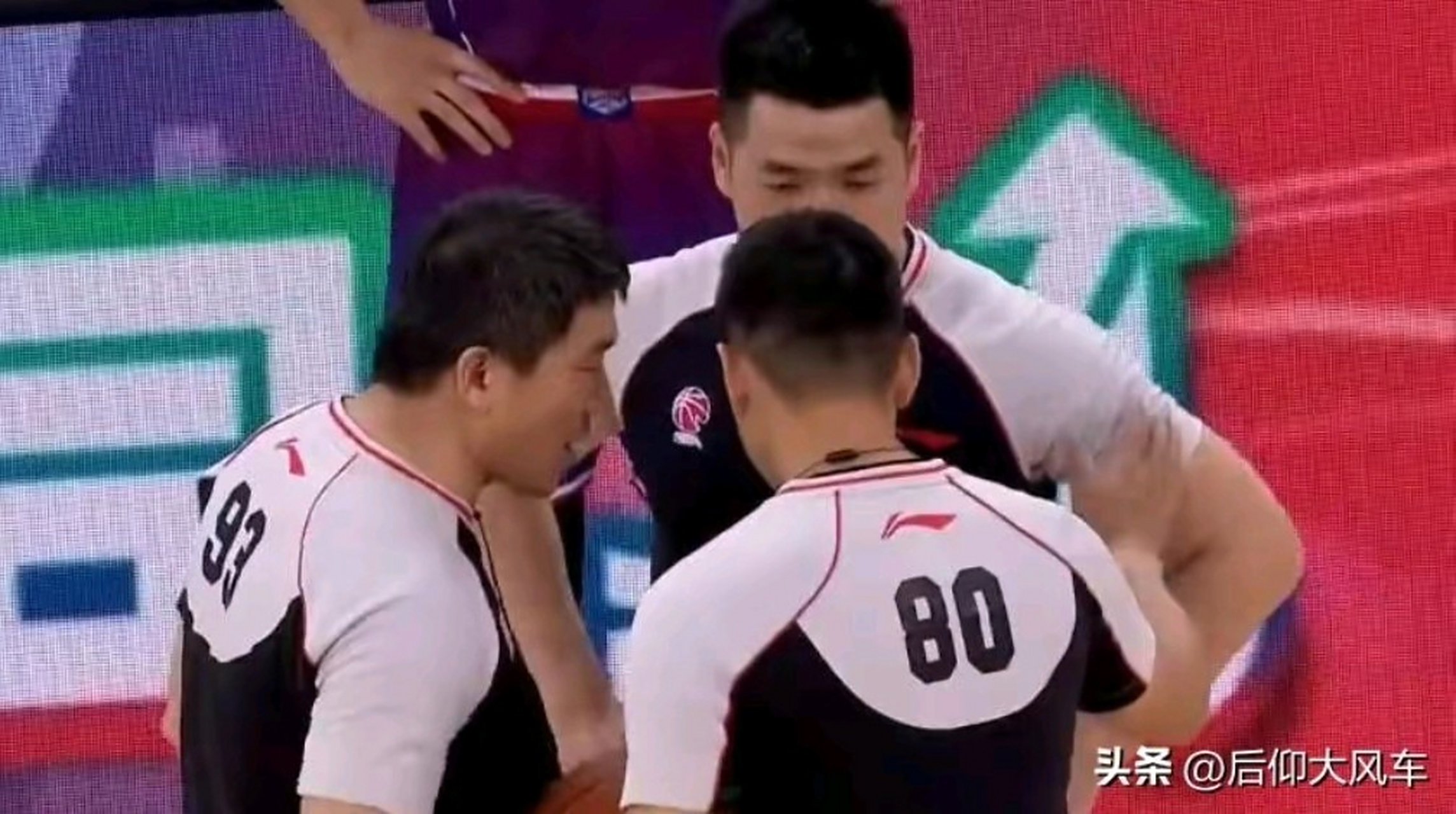 火爆对局引热议，裁判争议不断登上头条