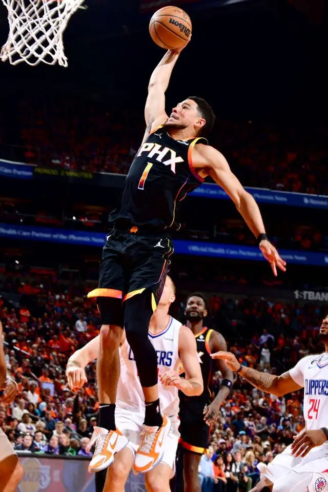 江苏队险胜76人,布克点燃赛场 江苏队险胜76人,布克点燃赛场