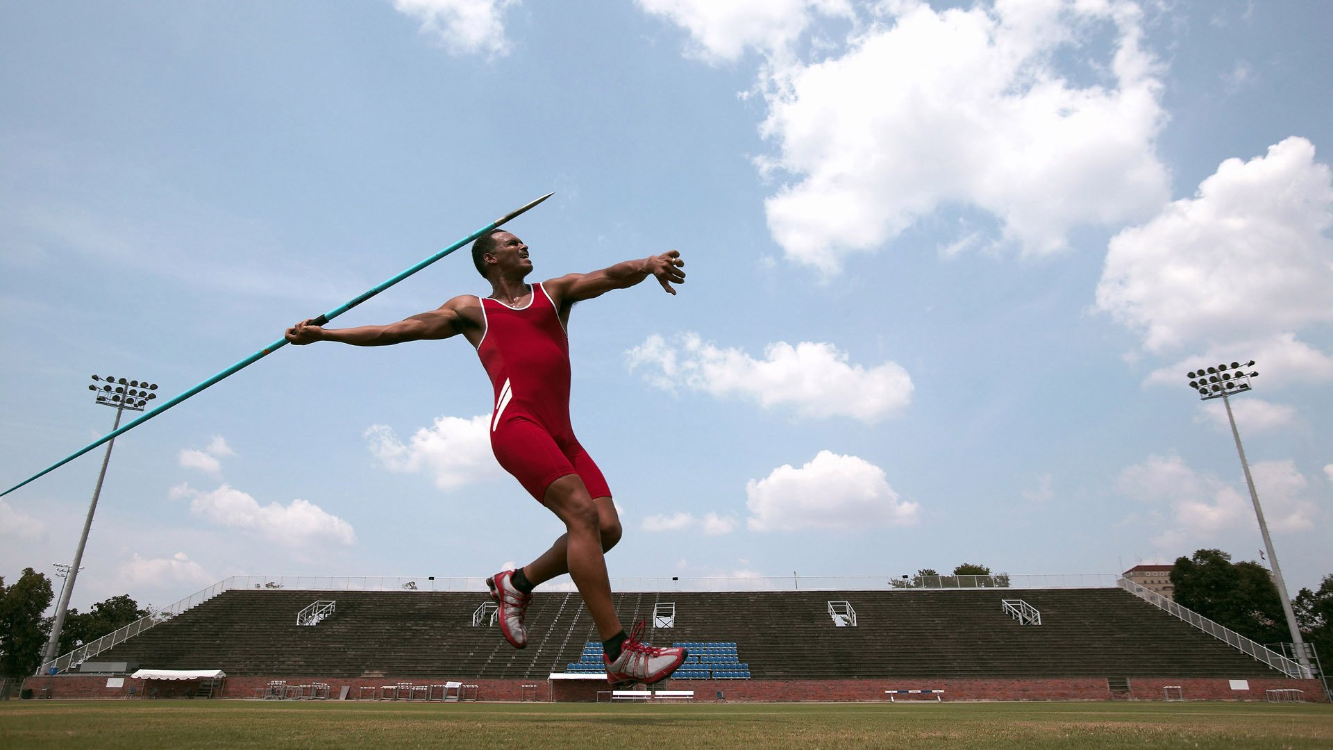 赛道与绿茵场的双重视角，体育如何重塑国家叙事