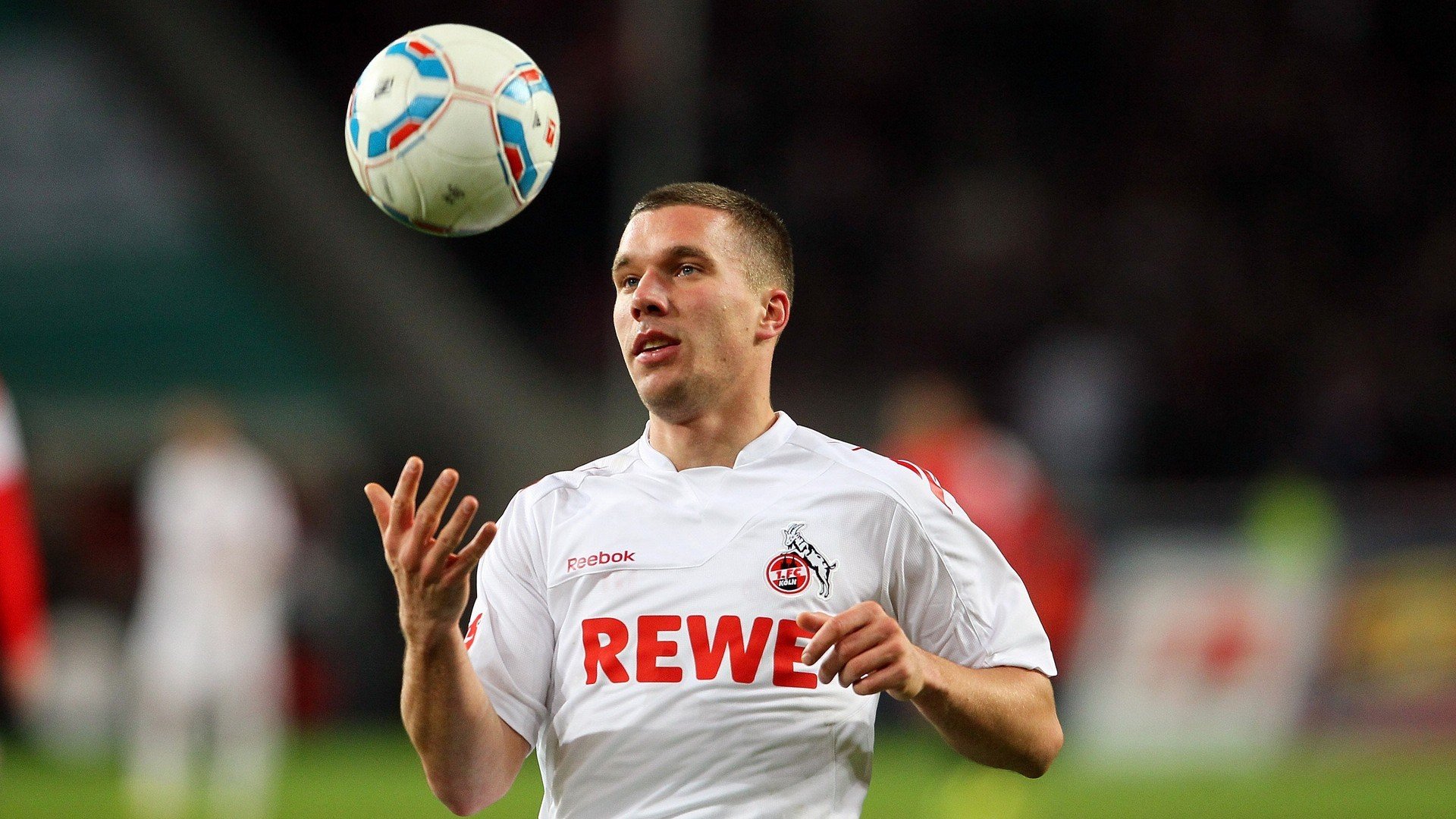 霓虹管弦乐，保罗在F1街道夜赛的统治性表演