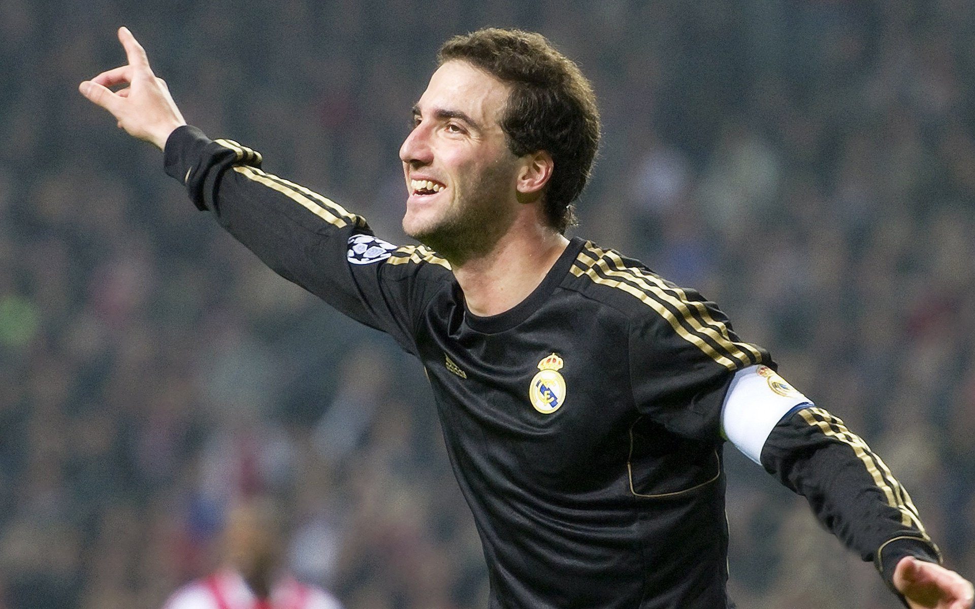 阿坎吉一锤定音献绝妙表演，几内亚战术完胜塞维利亚